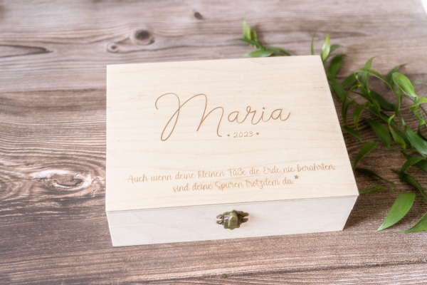 Holzbox Klappdeckel mit Scharniere und Verschluss, Gravur mit Namen und Spruch, Sternenkind